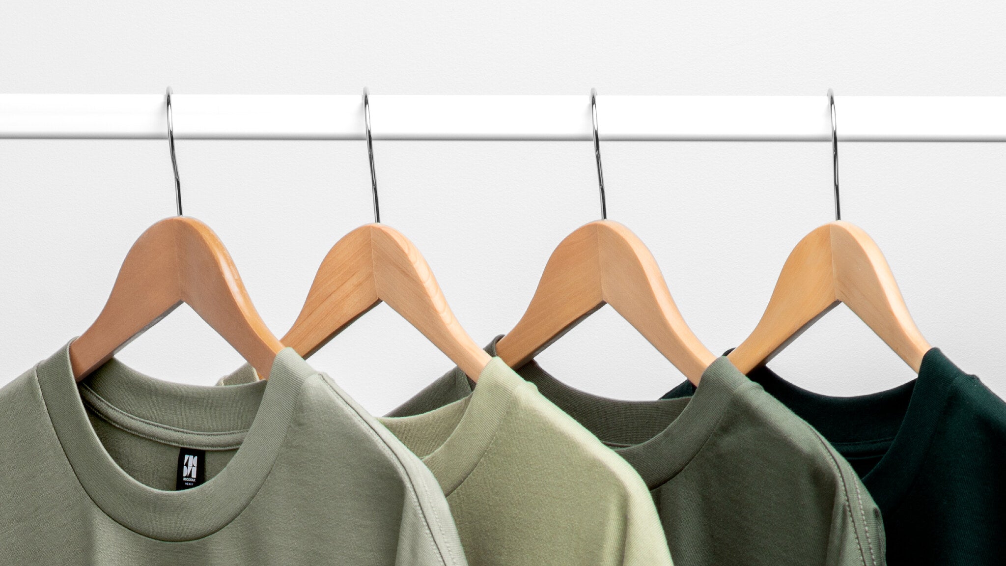 AS Colour Heavy Tee 5080 auf Kleiderbügeln als Premium Blank für Streetwear Druck