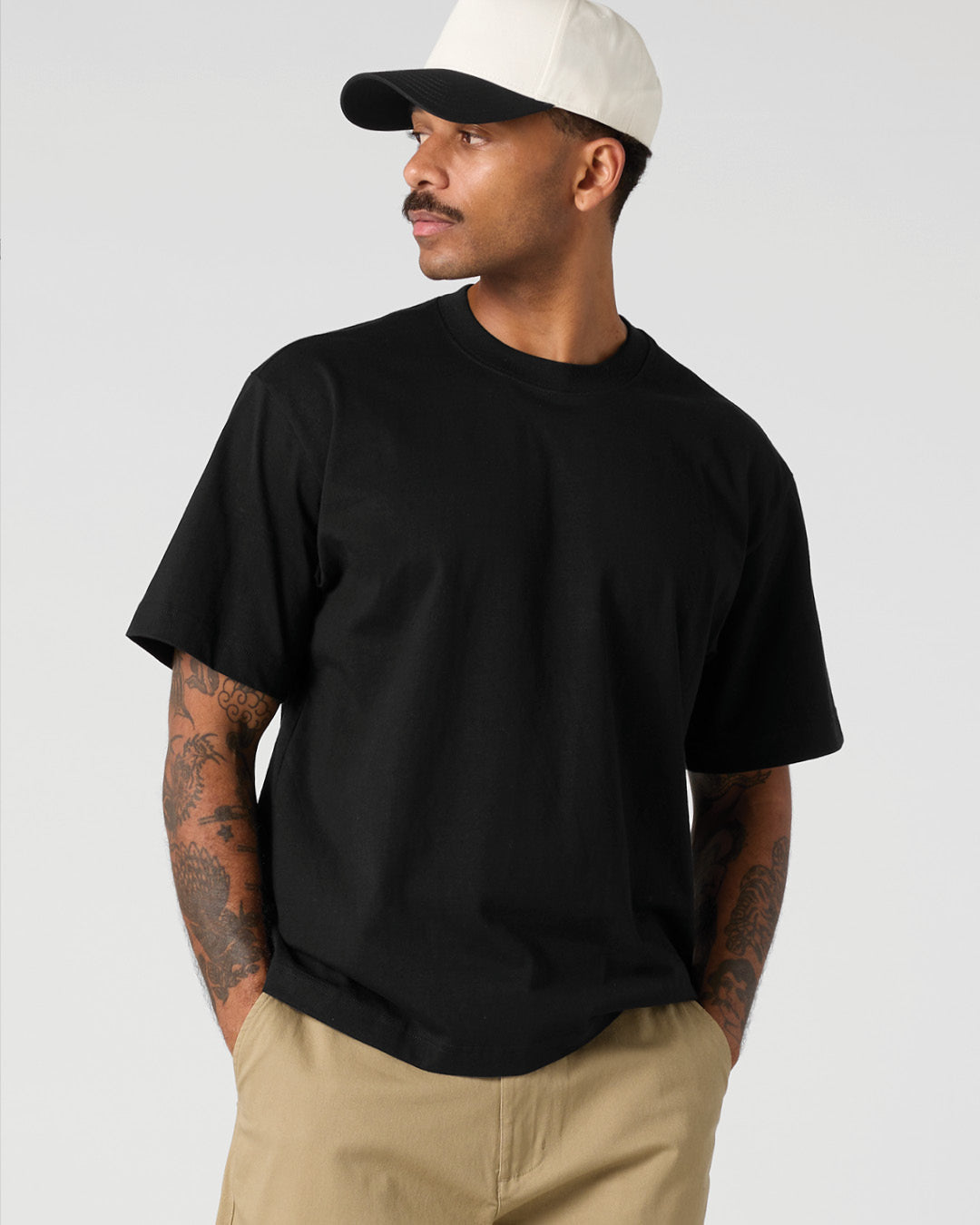 AS Colour Box Tee 5030 in Schwarz am Model